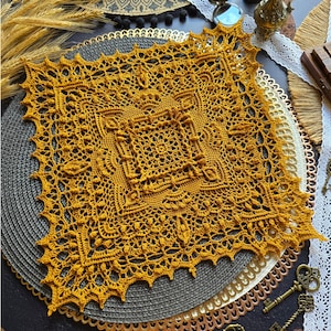 Può includere: Tovagliolo all'uncinetto giallo senape con intricati motivi in pizzo. Il tovagliolo quadrato presenta un design centrale dettagliato e un bordo smerlato. Il testo sul lato sinistro recita "CROCHET PATTERN PHOTO TUTORIAL ENGLISH RUSSIAN".