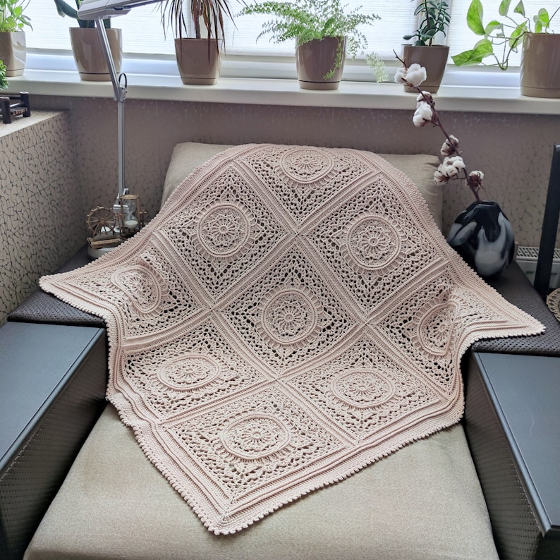 Pu&ograve; includere: Una coperta all'uncinetto di colore rosa chiaro con un motivo delicato e intricato. La coperta &egrave; realizzata con un filato morbido e leggero e ha un bordo a frange.