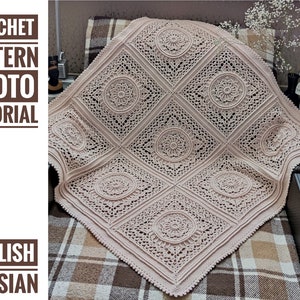 Pu&ograve; includere: Una coperta all'uncinetto con un delicato motivo a pizzo di colore beige chiaro. La coperta &egrave; piegata e appoggiata su un divano con un motivo a quadri. Il testo "CROCHET PATTERN PHOTO TUTORIAL" &egrave; visibile nell'angolo in alto a sinistra dell'immagine. Il testo "ENGLISH RUSSIAN" &egrave; visibile nell'angolo in basso a sinistra dell'immagine.