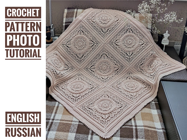 Pu&ograve; includere: Una coperta all'uncinetto con un delicato motivo a pizzo di colore beige chiaro. La coperta &egrave; piegata e appoggiata su un divano con un motivo a quadri. Il testo "CROCHET PATTERN PHOTO TUTORIAL" &egrave; visibile nell'angolo in alto a sinistra dell'immagine. Il testo "ENGLISH RUSSIAN" &egrave; visibile nell'angolo in basso a sinistra dell'immagine.