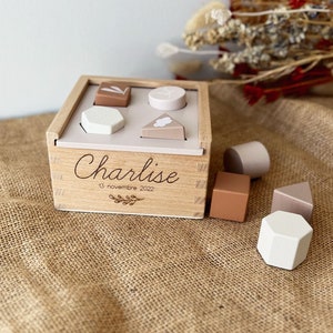 Boîte à formes en bois personnalisée Cadeau de naissance gravée Idée cadeau nouveau né Félicitation aux parents Jouet enfant et bébé Beige