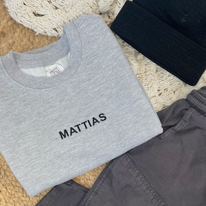 Personalized hand embroidered sweater with first name - Children&#39;s sweatshirt - Children&#39;s sweatshirt - Customizable children&#39;s sweater
