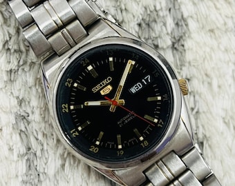 Vintage Seiko 5 Automatikkaliber No.7S26 Schwarzes Zifferblatt Eisenbahn Zeit Tag / Datum Herrenarmbanduhr ~ Japan hergestellt ~ Geschenk für Ihn
