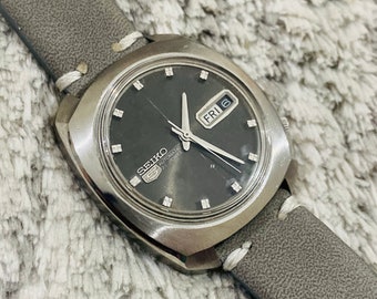 Vintage Seiko 5 Automatic Watch: Black Dial, Day/Date, 21 Jewels