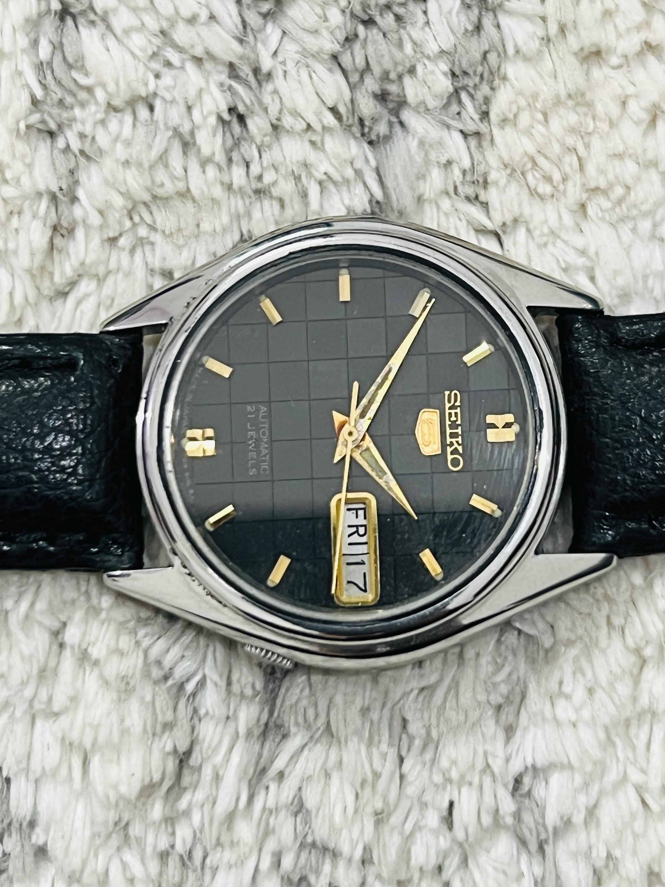 Vintage Seiko 5 Automatic 21jewels Date/day Black Pattern Dial
