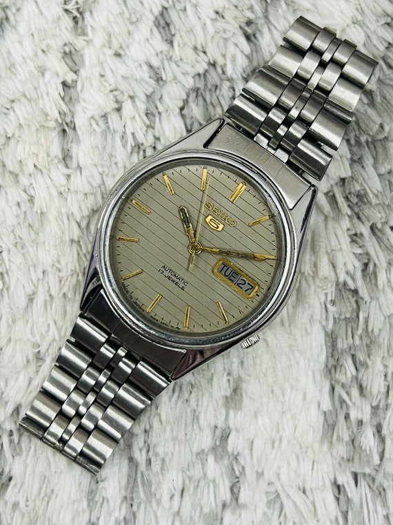 SEIKO 5 ⭐️自動巻き ⭐️ヴィンテージ ⭐️シルバーダイヤル ⭐️最安値 ヴィンテージ セイコー 5 自動巻きムーブメント No.7009-3061 グレー