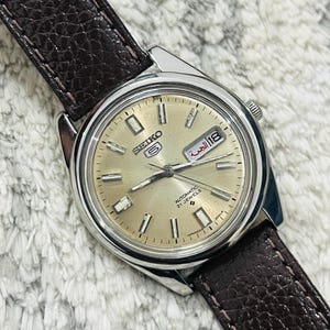 Vintage Seiko 5 automatisch datum/dag crème wijzerplaat kaliber nr. 6319 Japan gemaakt polshorloge ~ vintage horloges ~ Japan gemaakt horloge
