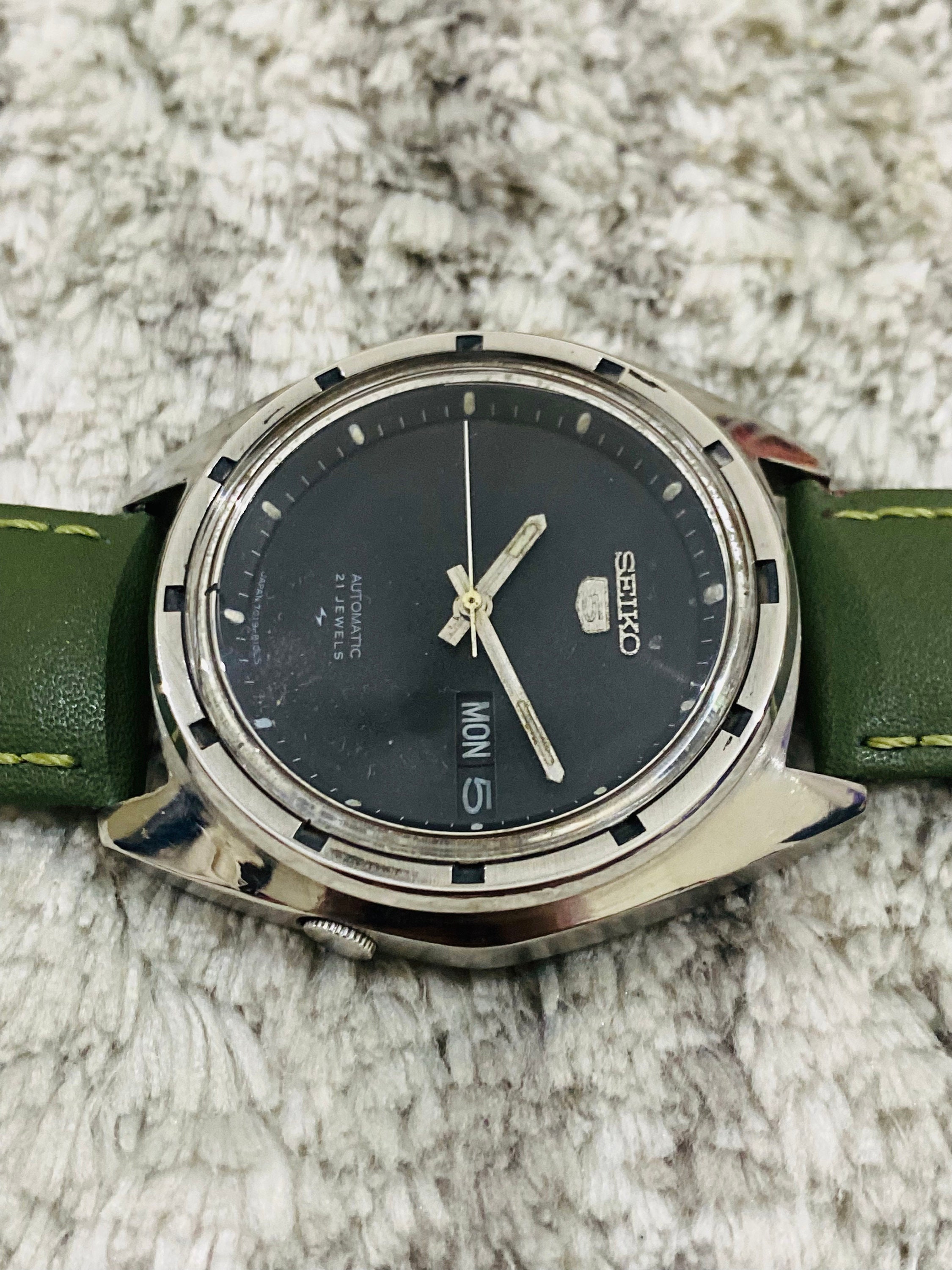 SEIKO 5 セイコー 自動巻き 腕時計 ブラックダイヤル デイデイト SEIKO 5 メンズ 腕時計 自動巻き デイデイト 裏スケ ブラック文字盤