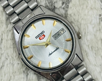Klasyczny zegarek męski Seiko 5 Automatic Silver Dial Day/Date~ Wyprodukowano w Japonii~ Prezent dla niego
