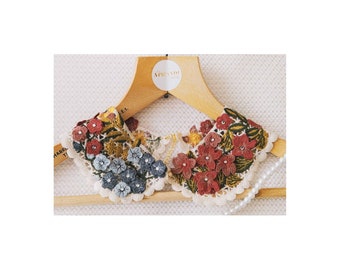 3D Floral Halsband, abnehmbares Halsband, florales zartes cremefarbenes Statement Halsband mit Swarovski Perle an vergoldeter Kette mit Karabinerverschluss.