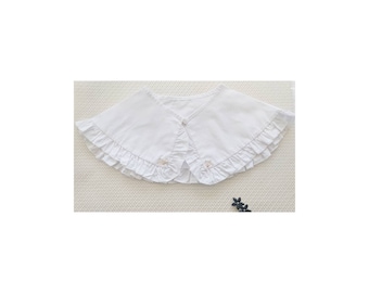 Può includere: Un colletto bianco a balze con un design delicato. Il colletto presenta uno scollo a V ed è adornato con piccole decorazioni a forma di perla. I bordi sono rifiniti con strati di morbide balze, creando un'estetica vintage.