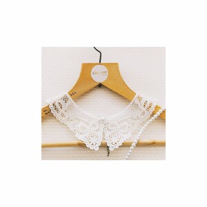 Vintage look lace collar,Peter Pan collar in ivory,delicate collar,rbg inspired,collar detachable with  faux pearl,chain with lobster clasp.