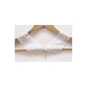 White lace Peter Pan collar,delicate detachable collar,rbg inspired,lace collar,crochet collar & white faux pearl,chain with lobster clasp.