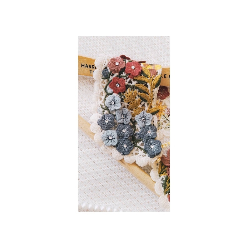 Collier floral 3D, collier amovible, collier floral crème délicat avec perle Swarovski sur chaîne plaquée or avec fermoir mousqueton. image 3