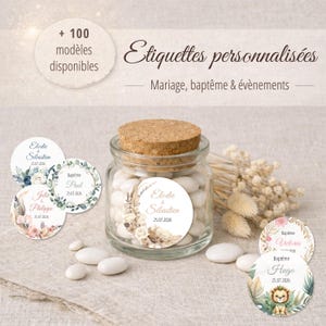 Peut inclure: Un bocal en verre rempli de bonbons blancs, surmonté d'un couvercle en liège, entouré d'étiquettes personnalisées. Les étiquettes comportent des noms et des dates, avec des motifs floraux et botaniques. Le texte sur les étiquettes indique "Etiquettes personnalisées".