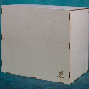 May include: A plain, light wood box with a small, laser-etched logo on the bottom right corner. The logo is a stylized bird with the text "RPI-craft.com".