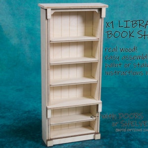 Pu&ograve; includere: Una libreria in legno bianco con cinque ripiani e un cassetto inferiore. La libreria &egrave; grezza e pu&ograve; essere dipinta o verniciata. Viene fornita con porte o ripiani, entrambe le opzioni sono incluse. Il testo sull'immagine dice "X1 LIBRARY BOOK SHELF real wood! easy assembly! paint or stain! instructions included! with DOORS or SHELVES (BOTH OPTIONS INCLUDED)"