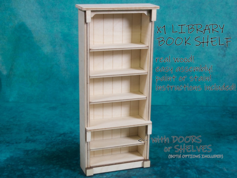 Pu&ograve; includere: Una libreria in legno bianco con cinque ripiani e un cassetto inferiore. La libreria &egrave; grezza e pu&ograve; essere dipinta o verniciata. Viene fornita con porte o ripiani, entrambe le opzioni sono incluse. Il testo sull'immagine dice "X1 LIBRARY BOOK SHELF real wood! easy assembly! paint or stain! instructions included! with DOORS or SHELVES (BOTH OPTIONS INCLUDED)"