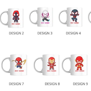Puede incluir: Diez tazas de cer&aacute;mica blanca con diferentes dise&ntilde;os de superh&eacute;roes. Cada taza tiene un asa y presenta un personaje de superh&eacute;roe de dibujos animados. El texto "ANY NAME" est&aacute; impreso en cada taza.