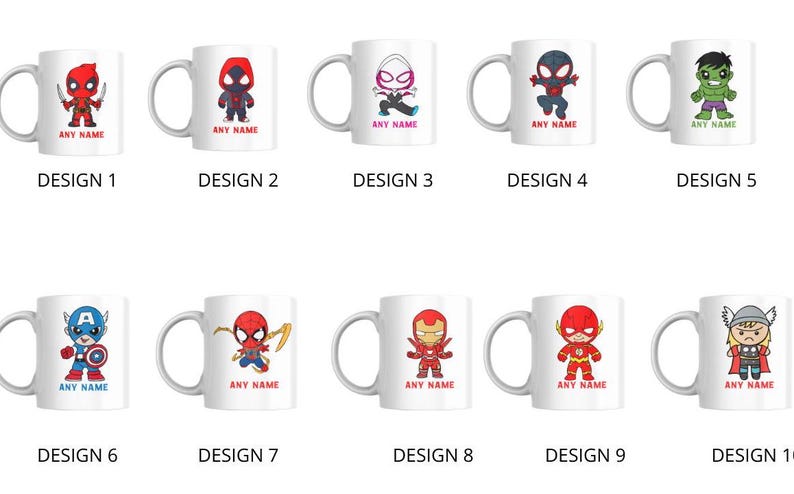 Puede incluir: Diez tazas de cer&aacute;mica blanca con diferentes dise&ntilde;os de superh&eacute;roes. Cada taza tiene un asa y presenta un personaje de superh&eacute;roe de dibujos animados. El texto "ANY NAME" est&aacute; impreso en cada taza.