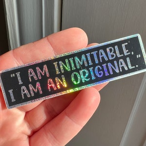 Könnte beinhalten: Ein schwarzer und silberner Aufkleber mit schimmerndem Glitzer. Der Aufkleber lautet "Ich bin unnachahmlich. Ich bin ein Original!"