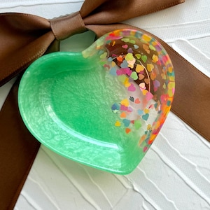 Vassoio a forma di cuore in resina fatto a mano: piatto portagioie in raso verde e neon