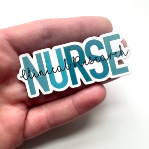 Könnte beinhalten: Ein blauer und grüner Aufkleber mit dem Wort "NURSE" in großen Buchstaben und den Worten "clinical research" darunter in Kursivschrift.