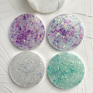 Handgefertigtes dekoratives holografisches weißes irisierendes Flocken-Untersetzer-Set mit 4 Kreisen und Halter, Valentinstags-Untersetzer-Set