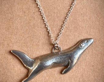 Collier Loutre fait main en étain recyclé : pendentif loutre nageant dans une rivière, sur chaîne en argent