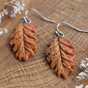 autumn oak leaf earrings orange nature tree ceramic jewellery hypoallergenic dangle drop leaves gift for nature lover autumn outfit strength