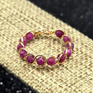 Anillo de rubí apilable, delicado regalo de joyería con la piedra natal de julio para ella, accesorio minimalista envuelto en alambre, oro, plata o bronce antiguo.