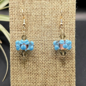 Pendientes colgantes florales de Murano azul y dorado hechos a mano, joyería artesanal única para uso diario, regalo para ella, accesorio de cristal de Murano, cristal