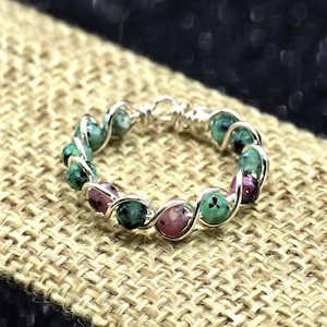 Bague empilable rubis zoisite, cadeau bijoux délicat avec pierre de naissance de juillet, accessoire minimaliste enveloppé de fil métallique, or, argent ou bronze antique