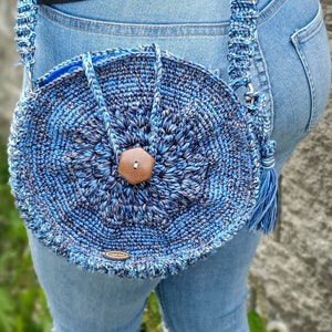 Bolso bandolera redonda en crochet color azul hecho a mano