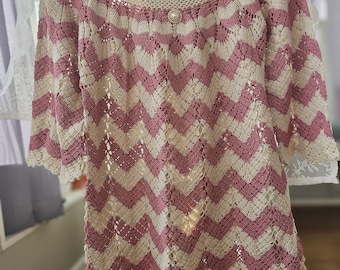 Mini-jurk met gehaakte kanten tuniek in beige en roze