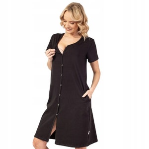 Puede incluir: Camisón de lactancia negro con mangas cortas y cierre de botones en la parte delantera. El camisón tiene un escote en V y dos bolsillos.