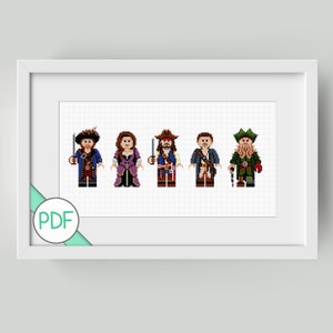 Puede incluir: Un patrón de punto de cruz con cinco personajes pixelados de la franquicia de películas Piratas del Caribe. Los personajes son Jack Sparrow, Elizabeth Swann, Will Turner, el Capitán Barbossa y Davy Jones. El patrón está enmarcado en un marco blanco.