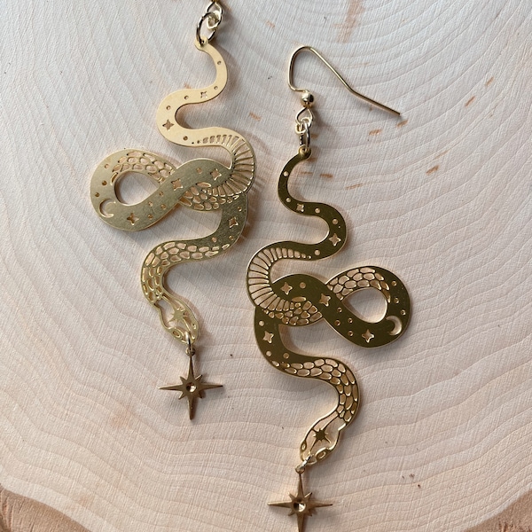 Pendientes colgantes de serpiente celestial / pendientes de bruja / regalo para ella / latón / corte láser / disponibles con clip / chapados en oro hipoalergénicos