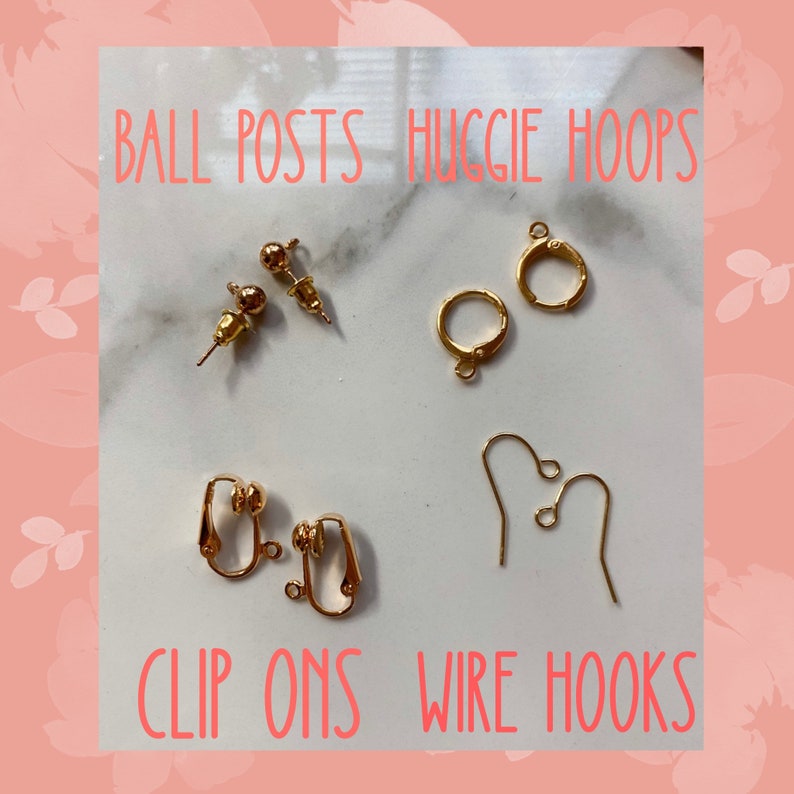 Op de afbeelding: Een close-up van gouden oorbelbeslag, waaronder balpennen, huggie-hoepels, clip-ons en draadhaken. BALL POSTS HUGGIE HOOPS CLIP ONS WIRE HOOKS