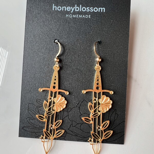 pendientes de espada de latón dorado / halloween / brujo / gótico / cottagecore / caprichoso / celestial / hipoalergénico / sin níquel / regalo para ella