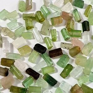 Natürliche grüne & blaue Turmalin Edelstein Sticks 20/30 Stk. 3x6 bis 5x9 MM Turmalin Mineralien Edelstein Roh [LQB 158] Undrilled Sticks