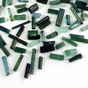 Natürliche grüne & blaue Turmalin Edelstein Sticks 20/30 Stk. Turmalin Mineralien Edelstein Raw Rough Sticks [LQB 167] Größe - 1x3 bis 2x14 MM
