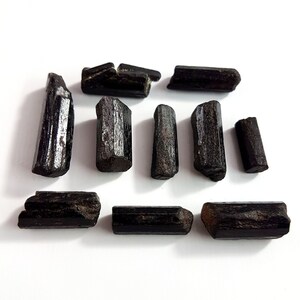 Bastoncini di pietra preziosa di tormalina nera naturale 10 pz.  Matite ruvide a forma di matita con tormalina di dimensioni da 5x13 a 7x27 MM [PG 1792]