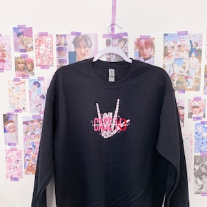 Felpa girocollo ricamata 143 Skz
