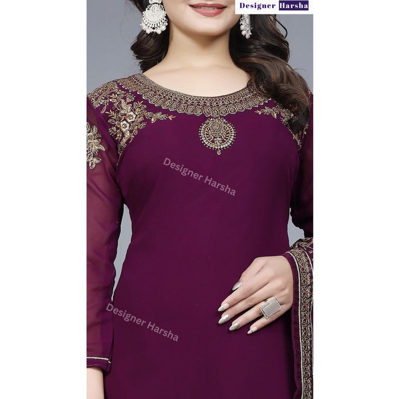 Puede incluir: Un vestido largo de manga larga de color morado con bordados dorados y un escote adornado con joyas. El vestido tiene un dise&ntilde;o sencillo y elegante y es perfecto para una ocasi&oacute;n especial.