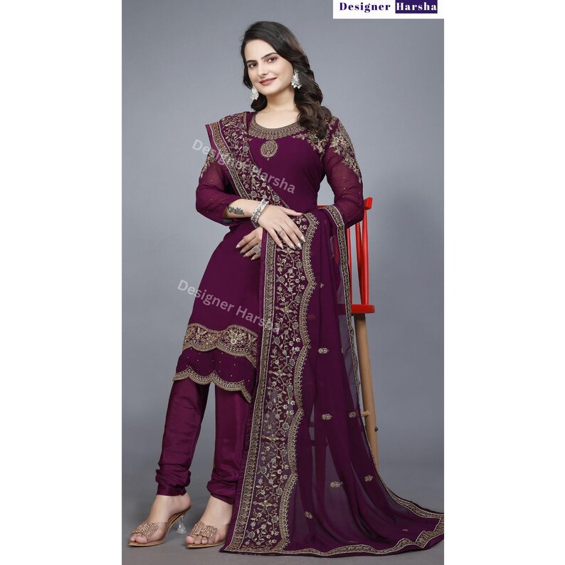 Puede incluir: Un salwar kameez morado con bordados dorados. El atuendo incluye una blusa de manga larga, pantalones y una dupatta a juego.
