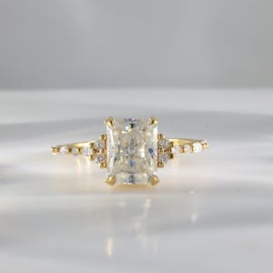 Strahlend geschliffener Moissanit Diamant Verlobungsring , 14k Gelbgold Rund und Marquise Seitenstein Prong Einstellung Hochzeitsjubiläum