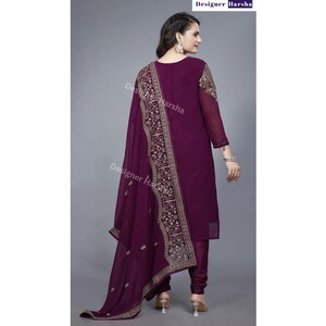 Puede incluir: Un vestido largo de manga larga de color morado con bordados dorados y un dupatta morado a juego con bordados dorados. El vestido tiene un escote redondo y un dobladillo recto. El dupatta est&aacute; drapeado sobre los hombros y tiene un borde decorativo.