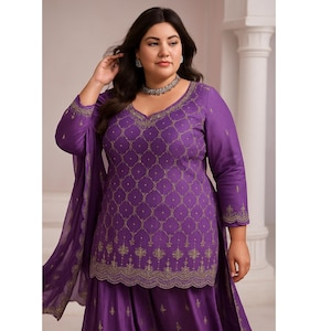 Könnte beinhalten: Ein lila besticktes Salwar-Kameez-Set. Das langärmlige Oberteil hat einen V-Ausschnitt und aufwendige goldfarbene Stickereien. Der passende Rock und der transparente Schal vervollständigen das Ensemble. Das Outfit wird von einer Person getragen.