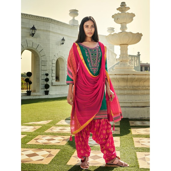 Best Punjabi Suit Design Patiala Salwar Suit Photos | Patiala suit designs,  Indian designer outfits, Suit neck designs